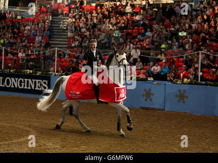 Die neuseeländische Andrew Nicholson Parade, nachdem sie am siebten Tag der London International Horse Show in der Olympia Exhibition Hall in London zum HSBC-führenden Eventer des Jahres ernannt wurde. Stockfoto