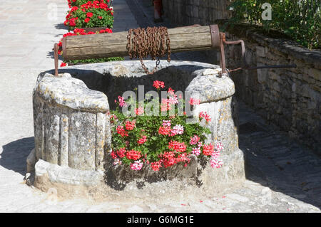 Sehr alter Brunnen verwendet Garten in das touristische Dorf von Saint-Amand-de-Coly in der französischen Dordogne Stockfoto