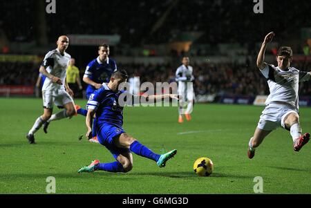 Fußball - Barclays Premier League - Swansea City / Everton - Liberty Stadium. Evertons Kevin Mirallas schießt Stockfoto