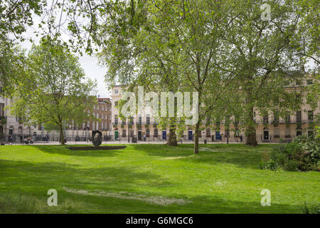 Fitzroy Square Garden in Westminster, London W1, an einem sonnigen Sommertag Stockfoto