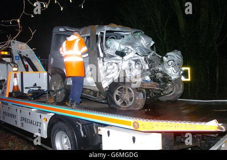 Ein Bergungsfahrzeug, das ein Fahrzeug am Unfallort auf der A286 zwischen Brook und Godalming abtransportiert, wo eine Person getötet und 51 verletzt wurde, zwei davon bei einem Busunfall heute Abend. Der Bus hatte Tagesausflügler von Chichester, West Sussex, nach London gebracht, von dem man annimmt, dass der Unfall auf der Rückfahrt passiert ist. Stockfoto