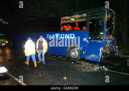 Der Unfallort auf der A286 zwischen Brook und Godalming, wo eine Person getötet und 51 verletzt wurde, zwei schwer bei einem Busunfall heute Abend. Der Bus hatte Tagesausflügler von Chichester, West Sussex, nach London gebracht, von dem man annimmt, dass der Unfall auf der Rückfahrt passiert ist. Stockfoto