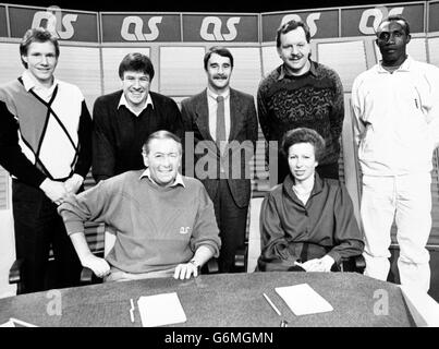 Prinzessin Anne sitzt mit Moderator David Coleman bei der Aufnahme der 200. Episode von A Question of Sport. Ihre Mitwirkenden waren (l-r) John Rutherford, Emlyn Hughes, Nigel Mansell, Bill Beaumont und Linford Christie. Stockfoto