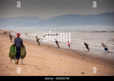 Yongoro, Sierra Leone - 30. Mai 2013: Westafrika, die Strände von Yongoro vor Freetown Stockfoto