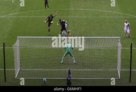 Fußball - Barclays Premier League - Swansea City / Manchester City - Liberty Stadium. Die Wilfried Bony von Swansea City erzielt ein gleichmäßiges Tor, um 1-1 zu erreichen Stockfoto