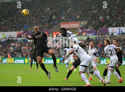 Fußball - Barclays Premier League - Swansea City / Manchester City - Liberty Stadium. Die Wilfried Bony von Swansea City und Vincent Kompany von Manchester City (links) kämpfen um den Ball Stockfoto