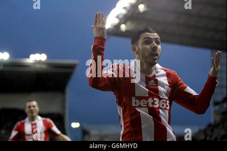 Fußball - Barclays Premier League - Stoke City / Everton - Britannia Stadium. Oussama Assaidi von Stoke City feiert das erste Tor seines Spielers Stockfoto