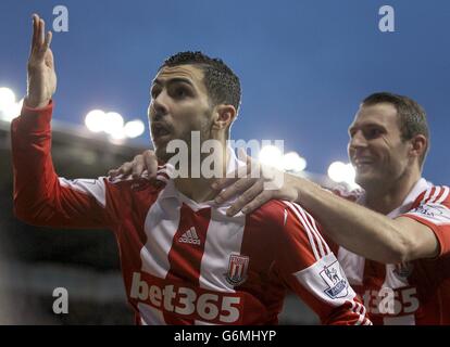 Fußball - Barclays Premier League - Stoke City / Everton - Britannia Stadium. Oussama Assaidi von Stoke City (links) feiert mit seinem Teamkollegen Erik Pieters das erste Tor des Spiels Stockfoto