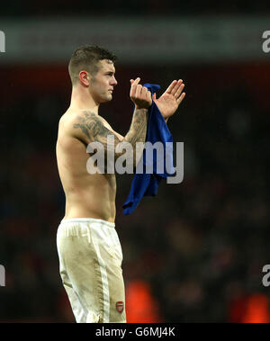 Fußball - Barclays Premier League - Arsenal gegen Cardiff City - Emirates Stadium. Jack Wilshere von Arsenal applaudiert den Fans am Ende des Spiels während des Spiels der Barclays Premier League im Emirates Stadium, London. Stockfoto