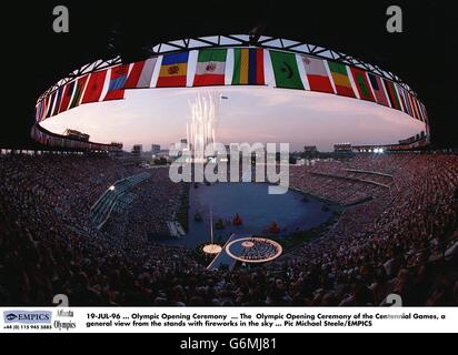 19-JUL-96 ... Olympische Eröffnungszeremonie ... Die olympische Eröffnungszeremonie der Jahrhundertspiele, ein allgemeiner Blick von den Ständen mit Feuerwerk in den Himmel Stockfoto