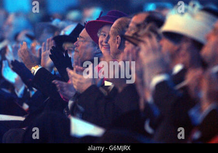 Königin Elizabeth II wendet sich an den Herzog von Edinburgh, als sie die Aufführung der Sängerin Heather Small vor der feierlichen Namensgebung der Königin Mary 2 in Southampton applaudieren. Es war das erste Mal, dass die Queen seit dem Start der QE2 1967 ein Cunard-Schiff benannt hatte, dessen Dienst von Southampton nach New York im April von der 2,620-Passagiere-QM2 übernommen wird. Stockfoto