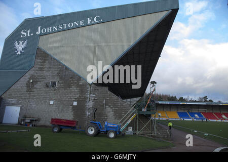 Ein allgemeiner Blick auf den Platz und die Stände im McDiarmid Park Stockfoto