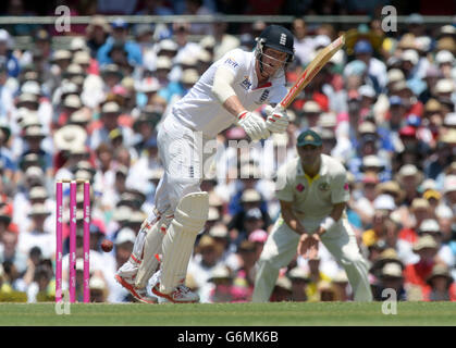 Der englische Ben Stokes schlägt am zweiten Tag des fünften Tests auf dem Sydney Cricket Ground, Australien, durch. Stockfoto