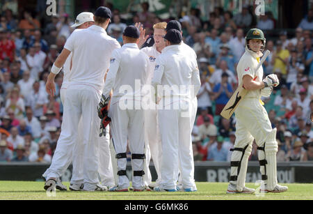 Der englische Ben Stokes (Mitte) wird gratuliert, nachdem er das Wicket des australischen Steven Smith (rechts) am zweiten Tag des fünften Tests auf dem Sydney Cricket Ground, Australien, gemacht hat. Stockfoto