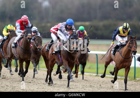 Pferderennen - Rennbahn Lingfield Park. Kyllachy Star (Mitte) mit George Chaloner gewinnt den Download the Ladbrokes App Handicap Stakes auf der Lingfield Park Racecourse in Surrey. Stockfoto