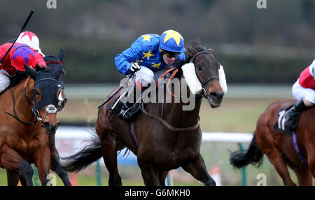 Castillo Del Diablo (Mitte) Jamie Spencer gewinnt die Handicap-Einsätze coral.co.uk auf der Lingfield Park Racecourse in Surrey. Stockfoto