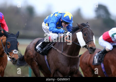 Castillo Del Diablo (Mitte) Jamie Spencer gewinnt die Handicap-Einsätze coral.co.uk auf der Lingfield Park Racecourse in Surrey. Stockfoto