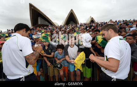 Cricket - The Ashes 2013-14 - Australia Gewinner Photocall - Sydney Opera House. Die Australier Mitchell Johnson (links) und Michael Clarke (rechts) geben während der Fotoaufnahme am Sydney Opera House, Australien, Autogramme. Stockfoto