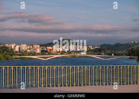 Ein Blick auf die Pfarrkirche von Santa Clara, Coimbra, Portugal, mit Brücken überspannt den Fluss Rio Mondego. Stockfoto