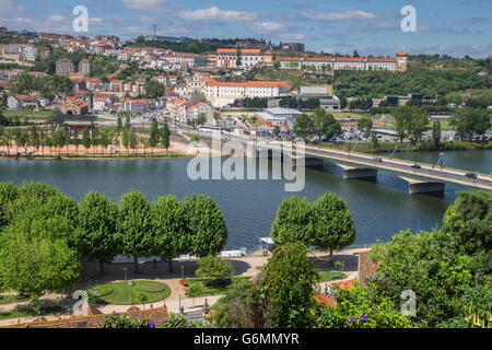 Ein Blick auf die Pfarrkirche von Santa Clara, Coimbra, Centro Region, Portugal, am Südufer des Flusses Mondego. Stockfoto