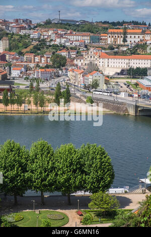 Ein Blick auf die Pfarrkirche von Santa Clara, Coimbra, Centro Region, Portugal, am Südufer des Flusses Mondego. Stockfoto