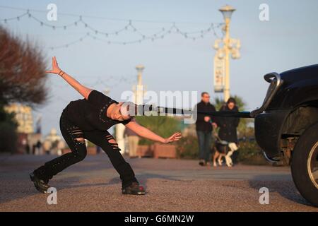 Die Performerin Anastasia IV zieht ein vier Tonnen schweres Fahrzeug entlang der Küste in Eastbourne, Sussex, während sich der Zirkus darauf vorbereitet, im Laufe dieses Monats eine Reihe von Shows in der Region zu zeigen. Stockfoto