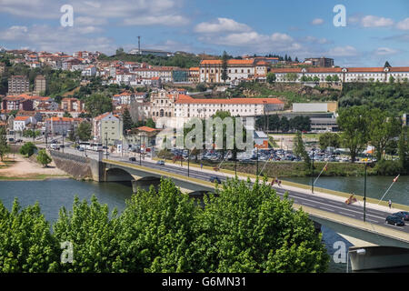 Ein Blick auf die Pfarrkirche von Santa Clara, Coimbra, Centro Region, Portugal, am Südufer des Flusses Mondego. Stockfoto