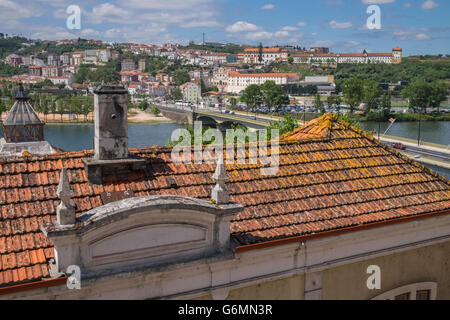 Ein Blick auf die Pfarrkirche von Santa Clara, Coimbra, Centro Region, Portugal, am Südufer des Flusses Mondego. Stockfoto