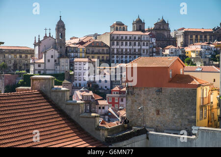 Kirche-Glockentürme und traditioneller Architektur in der Altstadt Ribeira von Porto, Portugal Stockfoto