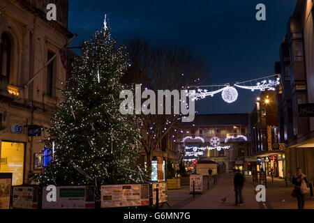 Eastgate zu Weihnachten, Guildhall Baum von Licht und Beleuchtung, Gloucester, Gloucestershire, UK Stockfoto