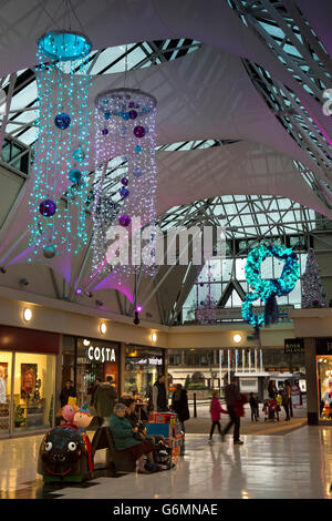 UK, Gloucestershire, Gloucester, König Walk shopping Centre Weihnachtsbeleuchtung Stockfoto