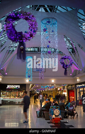 UK, Gloucestershire, Gloucester, König Walk shopping Centre Weihnachtsbeleuchtung Stockfoto