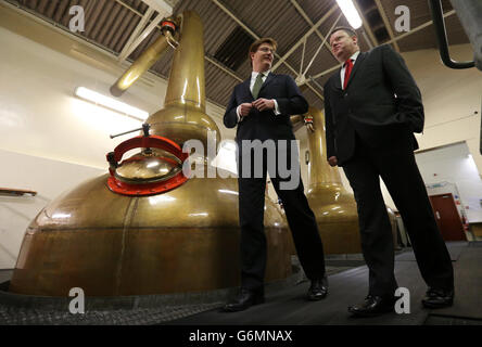 New Scotch Whisky Association Chief David Frost (rechts) spricht mit Chief Secretary to the Treasury Danny Alexander im Stillzimmer während eines Besuchs in der Benromach Destillerie in Forres, nahe Inverness, während er das Spirit Drinks Verification Scheme einführt. DRÜCKEN Sie VERBANDSFOTO. Bilddatum: Donnerstag, 9. Januar 2014. Siehe PA Geschichte POLITIK Geister. Bildnachweis sollte lauten: Andrew Milligan / PA Wire Stockfoto