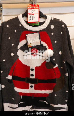 UK, Gloucestershire, Gloucester, König Walk shopping Center, Santa Claus Weihnachten pullover Stockfoto