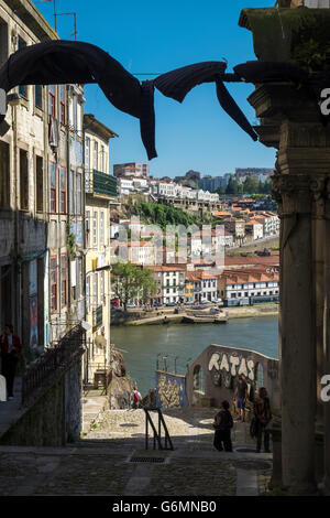 Porto Stadtbild, alten Gebäude im historischen Stadtteil Ribeira von Porto, Portugal, in der Nähe des Flusses Douro. Stockfoto