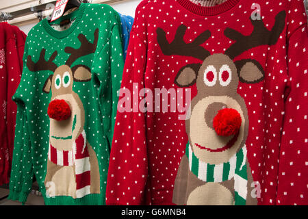 UK, Gloucestershire, Gloucester, des Königs zu Fuß, shopping Center, rote Nase Rentier Weihnachten Pullover Stockfoto