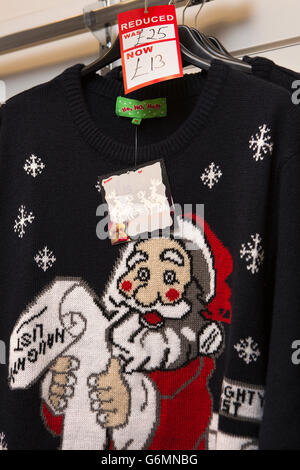 UK, Gloucestershire, Gloucester, König Walk shopping Center, Santa Claus Weihnachten pullover Stockfoto