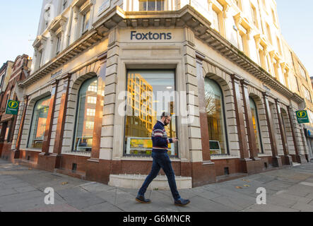 Gehäusemond. Allgemeine Ansicht einer Niederlassung von Foxtons Immobilienmaklern im Zentrum von London. Stockfoto