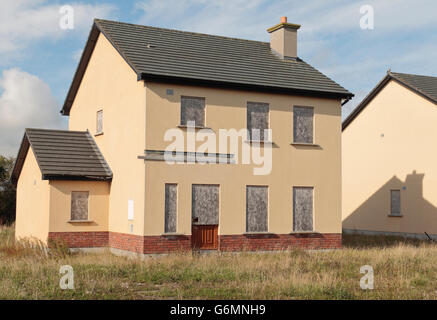 Ein kleines Anwesen der mit Brettern vernagelt Häuser in Wexford, Irland. Stockfoto