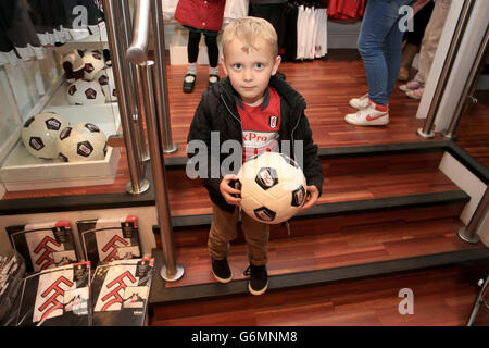 Ein junger Fulham Fan im Club Shop während der Weihnachtsfeier im Cottage Event Stockfoto