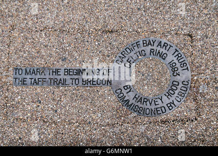 Der keltische Ring, eine große Bronze-Ring mit einer Öffnung für die Menschen zu arbeiten, geben Cardiff Bay, Glamorgan, Wales. Stockfoto