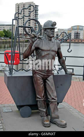 "Von der Grube zum Hafen" Skulptur von John Clinch in Cardiff Bay, Glamorgan, Wales. Stockfoto