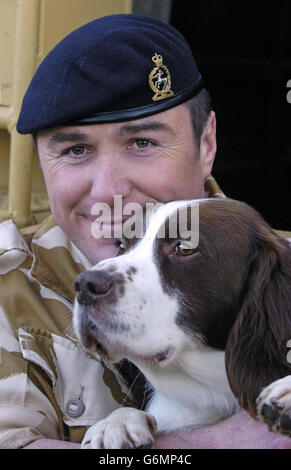 Der Hund der britischen Armee Buster mit seinem Handler Sgt Danny Morgan nach Erhalt der PDSA Dickin Medal, dem Tieräquivalent des Victoria Cross im Londoner Imperial Museum. Buster, ein sechsjähriger Springer-Spaniel, brach eine Widerstandszelle in Safwan im Südirak, als er einen versteckten Cache mit Waffen und Sprengstoffen entdeckte. Er gilt als verantwortlich für die Rettung des Lebens unzähliger Zivilisten und Truppen. Stockfoto