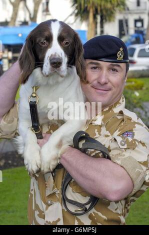 Der britische Armeehund Buster erhält den PDSA Tapfery Award für Verdienste im Irak-Krieg im Imperial war Museum, London. Buster ist mit seinem Handler Sgt Danny Morgan. Stockfoto