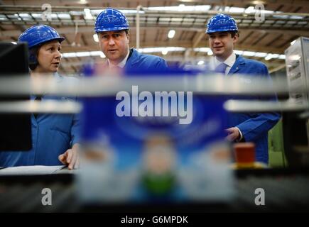 Premierminister David Cameron sieht heute die Produktionslinie der Tetley Tea Factory in Darlington, wo er auch eine "PM Direct"-Q&A-Veranstaltung moderierte. Stockfoto