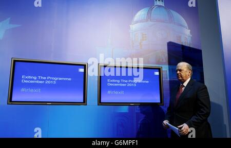 Finanzminister Michael Noonan kommt zu einer Pressekonferenz im Rahmen einer eintägigen Briefings, um den Ausstieg aus dem Rettungspaket am kommenden Sonntag zu markieren. Stockfoto