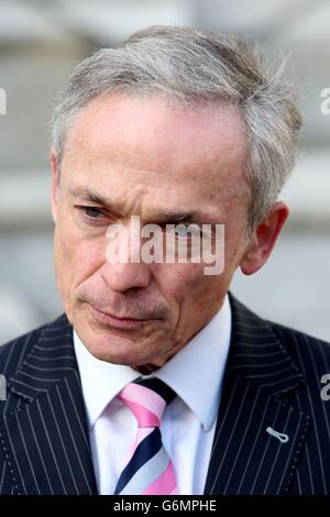 Der Minister für Arbeitsplätze, Unternehmen und Innovation, Richard Bruton, sprach am kommenden Sonntag mit den Medien im Rahmen der ganztägigen Briefings, um den Ausgang der Rettungsaktion zu markieren. Stockfoto