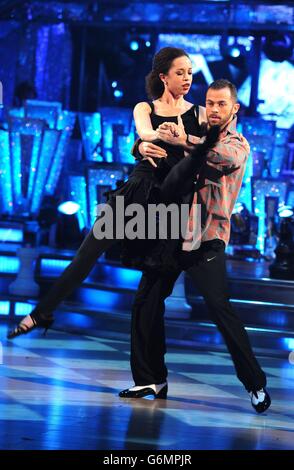 Natalie Gumede und Artem Chigvintsev Proben für das Strictly Come Dancing Halbfinale in den Elstree Studios in Hertfordshire. Stockfoto