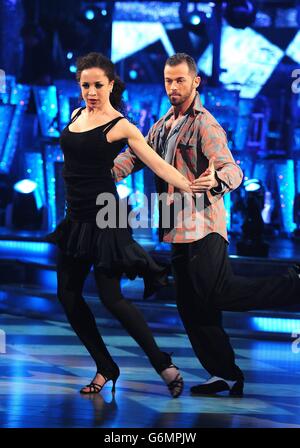 Natalie Gumede und Artem Chigvintsev Proben für das Strictly Come Dancing Halbfinale in den Elstree Studios in Hertfordshire. Stockfoto