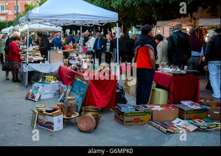 Trani, Italien - 22. Mai 2016: Flohmarkt Vintage-Artikel zum Verkauf auf dem Hauptplatz Stockfoto